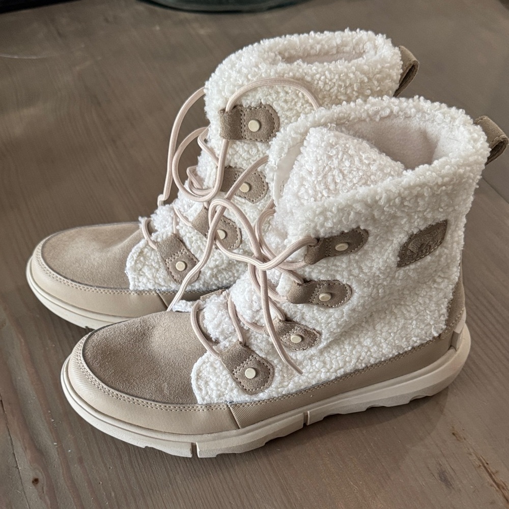 Cozy Sorel Boots in White and Tan